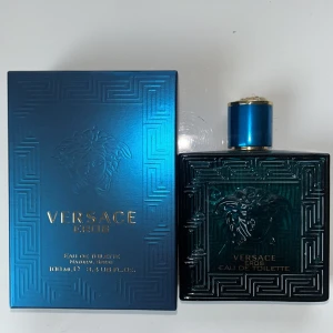 Versace Eros Eau de Toilette 100ml - Versace Eros Eau de Toilette i en snygg blå flaska. Volym: 100 ml. Tillverkad i Italien. Perfekt för dig som vill sticka ut med en ikonisk doft från ett av världens mest kända modehus. Cirka 75 ml kvar 