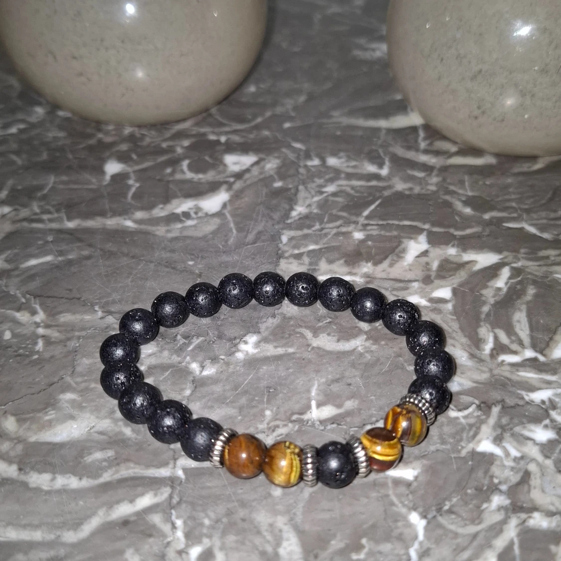 Svart och brun pärlarmband med stenar