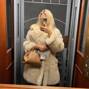 Beige pälsjacka från Gina Tricot - Fuskpäls från Gina tricot i strl xs 