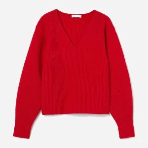 Röd stickad v-ringad tröja H&M - Riktigt snygg röd stickad tröja från H&M med v-ringning och långa ärmar. Perfekt för att liva upp din höst- eller vinterstil. Tröjan har en klassisk passform och ribbad struktur som ger en trendig vibe. Använd en gång. 