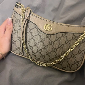 Beige axelväska  - Säljer en beige axelväska. Två olika band medföljer. 