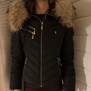 Hollies jacka - Fin hollies jacka i nyskick, utan hål eller fläckar 💕