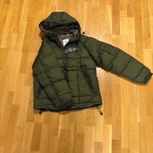 Grön pufferjacka från C.P. Company stlk S - Svin snygg cp jacka storlek S som jag fick i present, tyvärr är den för liten för mig vilket är anledningen till stt jsg säljer. Helt oanvänd. Hör gärna av vid frågor. Pris är ek hugget i sten!