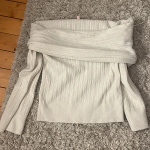 Vit ribbad offshouldertröja Nelly XS - Supersnygg vit ribbad stickad tröja från Nelly i offshoulder-modell. Tröjan har långa ärmar och bred, vikt krage som ger en trendig look. Perfekt för dig som gillar stilrena och bekväma plagg med det lilla extra.Använd max 3 gånger säljer pga att den inte kommit till användning💞💞