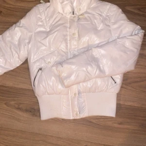 INTRESSEKOLL Y2k jacka - Den perfekta vinterjackan för dig med en y2k stil! I mycket bra skick, inga fläckar eller liknande              Intressekoll då jag älskar denna jacka men behöver pengar⭐️