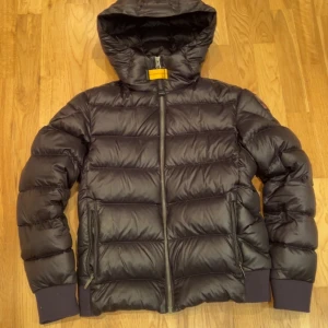 Parajumpers Jacka - En parajumpers jacka med storlek Young- Medium som motsvarar xs/164-170. Kostar 5500 ny på kidsbrandstore där den är köpt. Jackan är använd lite och det är inga defekter på den och inga tecken på användning. Qr koden funkar såklart✅