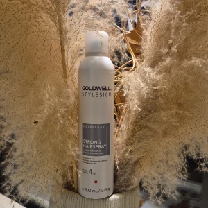 Goldwell Stylesign Strong Hairspray - Goldwell Stylesign Strong Hairspray är en hårspray i silverfärgad flaska med grå etikett. Ger stark stadga och passar alla hårtyper. Innehåller 300 ml och har en modern, stilren design.