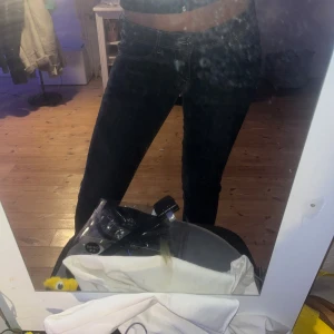 Lowrise jeans - Säljer dessa mörkblåa lowrise bootcut jeans då dom inte längre kommer till användning. Sitter super fint och är ganska långa på mig (165cm). Fortfarande i fint skick men en liten skråma vid ena bakfickan (syns knappt). skriv vid fler bilder eller frågor! ❣️