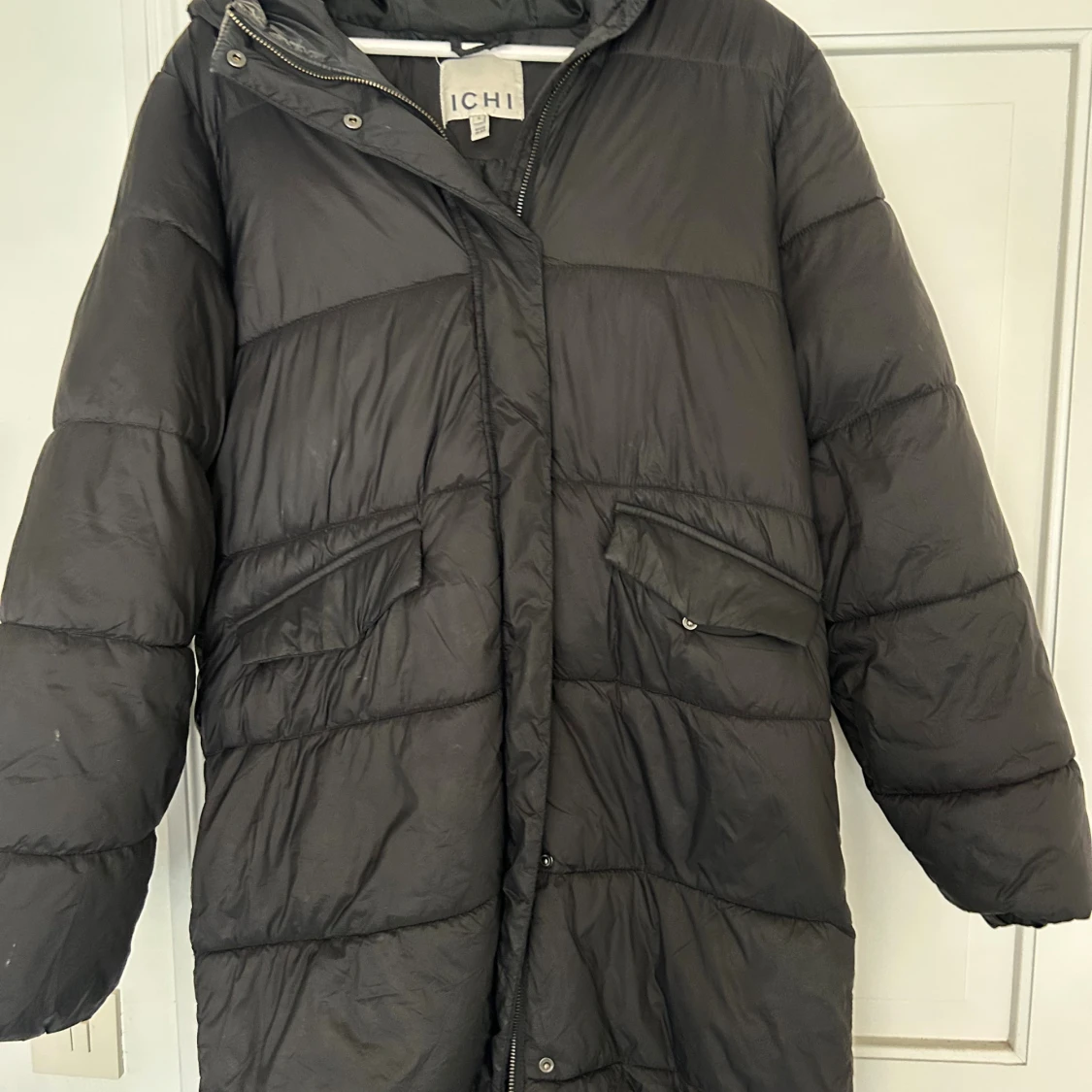Svart lång pufferjacka från ICHI - 3