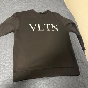 Valentino sweatshirt  - Helt ny valentino sweatshirt som är stor för mig. Aldrig använd. Jag är 185cm och väger 79kg. 