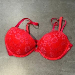  spets-bh från H&M 75B - Korallfärgad push up BH. Aldrig använd.