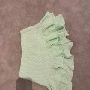 Zara kjol - Söt mintgrön kjol med vita prickar och stora volangdetaljer längs ena sidan. 