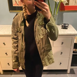 Mörkgrön jeansjacka  - Cool jeans jacka med detaljer på fickorna 🥰 Storleken är L men passaar mig som är S/M 😇 Nypris 800kr 