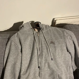 Grå hoodie med dragkedja och huva - Dm vid intresse 