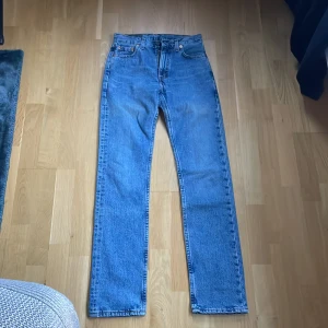Levi's 501 blå jeans straight - Säljer mina Levis jeans , w26 L 34 eftersom dom är för långa för mig. Har aldrig använt dom så i superbra skick💗
