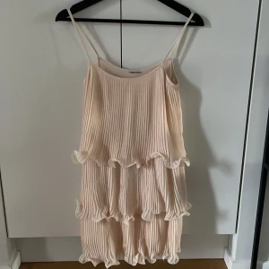 Rosa Hm Klänning - Säljer min rosa trendiga klänning från Hm, den är i väldigt bra skick💗 