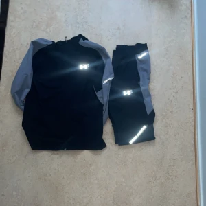 Under Armour svart och grå vindjacka - Inga skador/ fläck och hål. Man kan även mötas upp i Göteborg och Mölndal, Lindome, Kungsbacka och Partille. Pris kan diskuteras. 