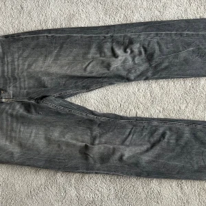 Grå jeansbyxor med raka ben - Weekday jeans i modellen Space. Storlek W31 L34. Skriv om ni har några funderingar!