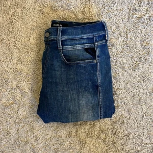 Replay anbass  - Hej! Säljer dessa replay anbass i storlek 23/32. De sitter som slim jeans och är i mycket bra skick utan defekter!🙌