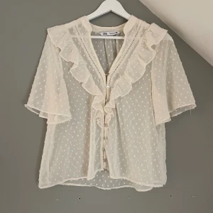 Vit blus från Zara  - Jättegullig populär vit blus från Zara. Den översta knappen är lite sönder men det syns knappt och den funkar som vanligt💞