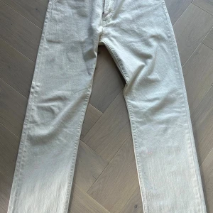 Levis 501 - Levis 501 (551z som är 501 med dragkedja) i storlek W32 L34 som bara är använda en gång. Skriv om ni har några funderingar!