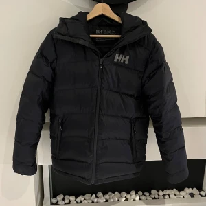 Helly Hansen Vinterjacka Dunjacka  - Tjena, säljer denna riktigt snygga marinblåa Helly Hansen jackan i storlek S för herr. Riktigt snygg och perfekt nu inför kalla vintern. Mitt pris är kanonbra och värt för denna fina jackan som är väldigt dyr om man köper från butik. Skriv gärna vid intresse! 
