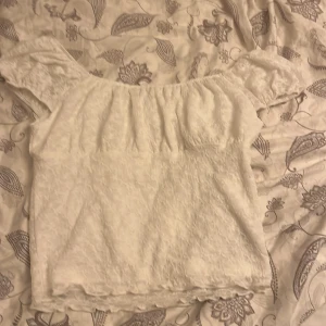Jätte söt vit, blommig blus från primark!🤍 - Säljer en jätte söt blommig, vit blus från primark i spaninen! Storlek 166/ 14-15år. Sitter så fint och aldrig använd!