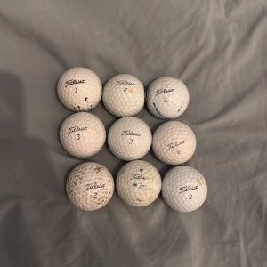 Begagnade golfbollar, blandade märken - Stort paket med begagnade golfbollar från kända märken som Titleist Pro V1, Callaway, Srixon, Bridgestone m.fl. Bollarna har varierande skick, vissa med synligt slitage och märken, andra i bättre skick. Perfekt för träning eller fritidsspel. Säljs som blandat paket. De säljs för billigare pga att jag inte tvättat de. Du kan välja ut bollar och då säger jag ett nytt pris på bara de.