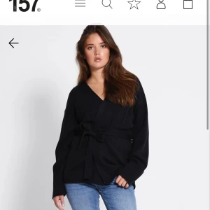 Svart omlottkofta med bälte - Svart omlottkofta från lager 157 med knytbälte i midjan och v-ringad hals. Koftan har lång ärm och är gjord i mjukt stickat material som ger en chill och snygg look. Perfekt att slänga på över jeans för en enkel men stilren outfit. Den är i storlek xs, men passar allt från Xs-L. Den är otroligt mjuk, perfekt nu till höst och vintern🥹❤️koftan är också helt oanvänd!! Endast testad. Köpte för 200-250kr och säljer för 140kr då den är helt slutsåld i alla storlekar på hemsidan🌸💕
