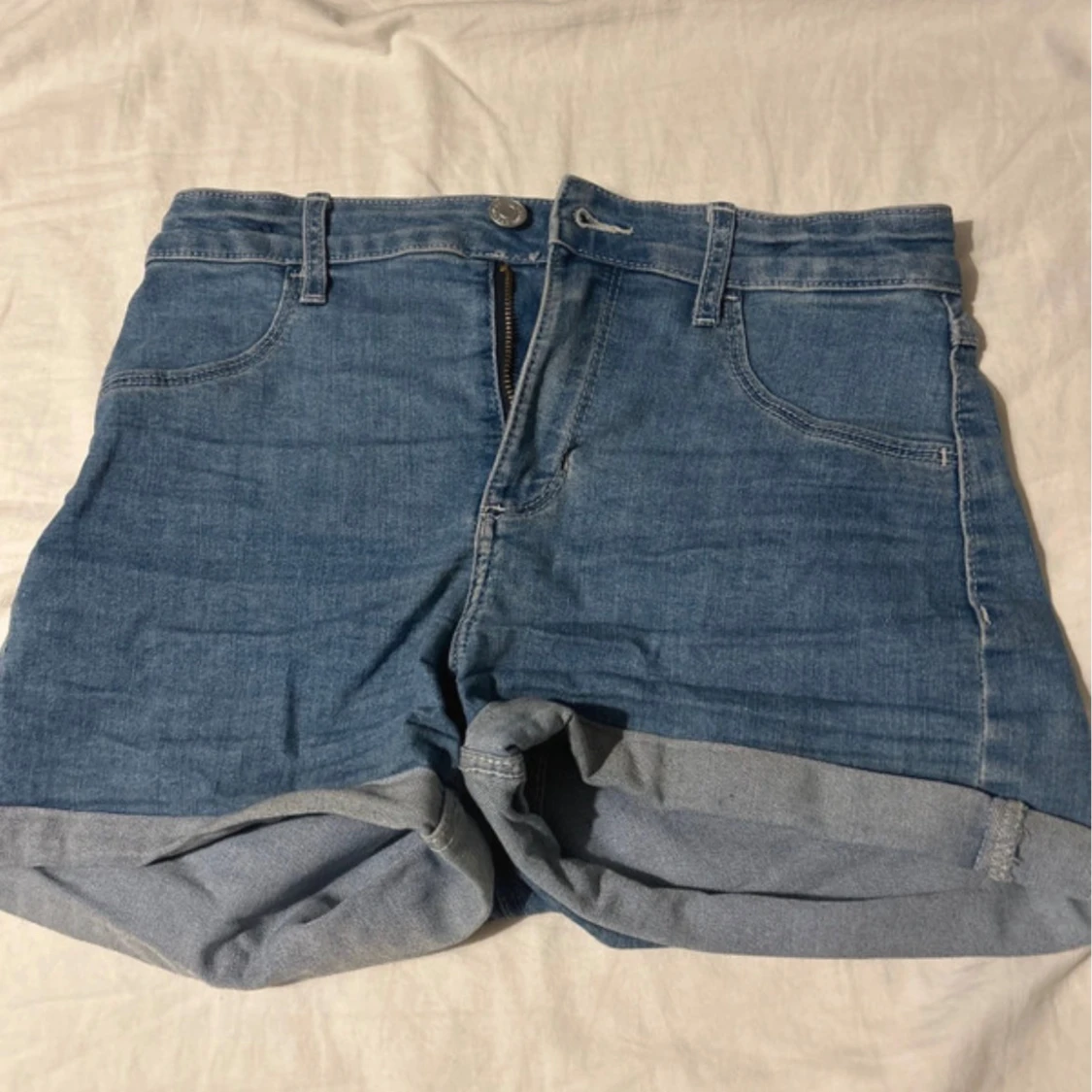 Två par denimshorts med uppvik - 1