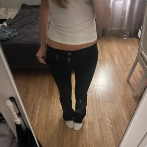 Svarta lågmidjade bootcut jeans - Säljer ett par svarta jeans med låg midja och bootcut passform. Snygg klassisk look med raka ben som blir lite vidare nedtill. Dom är använda endast en gång och har inga defekter som tyder på användning. Skriv gärna om ni har några funderingar 💕😊
