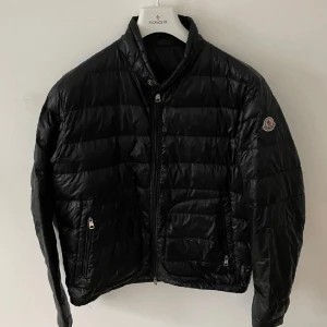  Moncler acuros - Svart moncler acuros st 5 passar L nypris ca 10,000kr mitt pris 3500kr