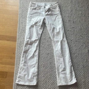 Vita bootcut jeans från Gina Tricot - Säljer ett par vita jeans från Gina Tricot i bootcut-modell och låg midja. Pris + frakt. För fler bilder DMa.🫰🏼❤️
