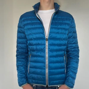 Colmar Jacka - Hej säljer nu min fina Colmar jacka i stolek 54 (L). Den är i nyskick och är super snygg vid höst/vintern. Nypris +- 4000kr! Glöm inte följa🌊🍾