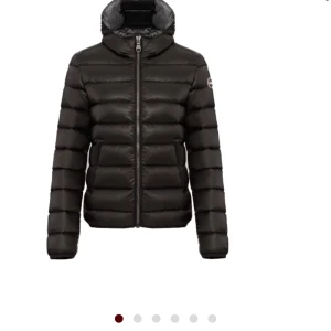 Navy blue colmar jacka nyskick - Säljer exakt likadan modell fast i marinblå. Pris kan diskuteras köpt för ca 5500kr. 