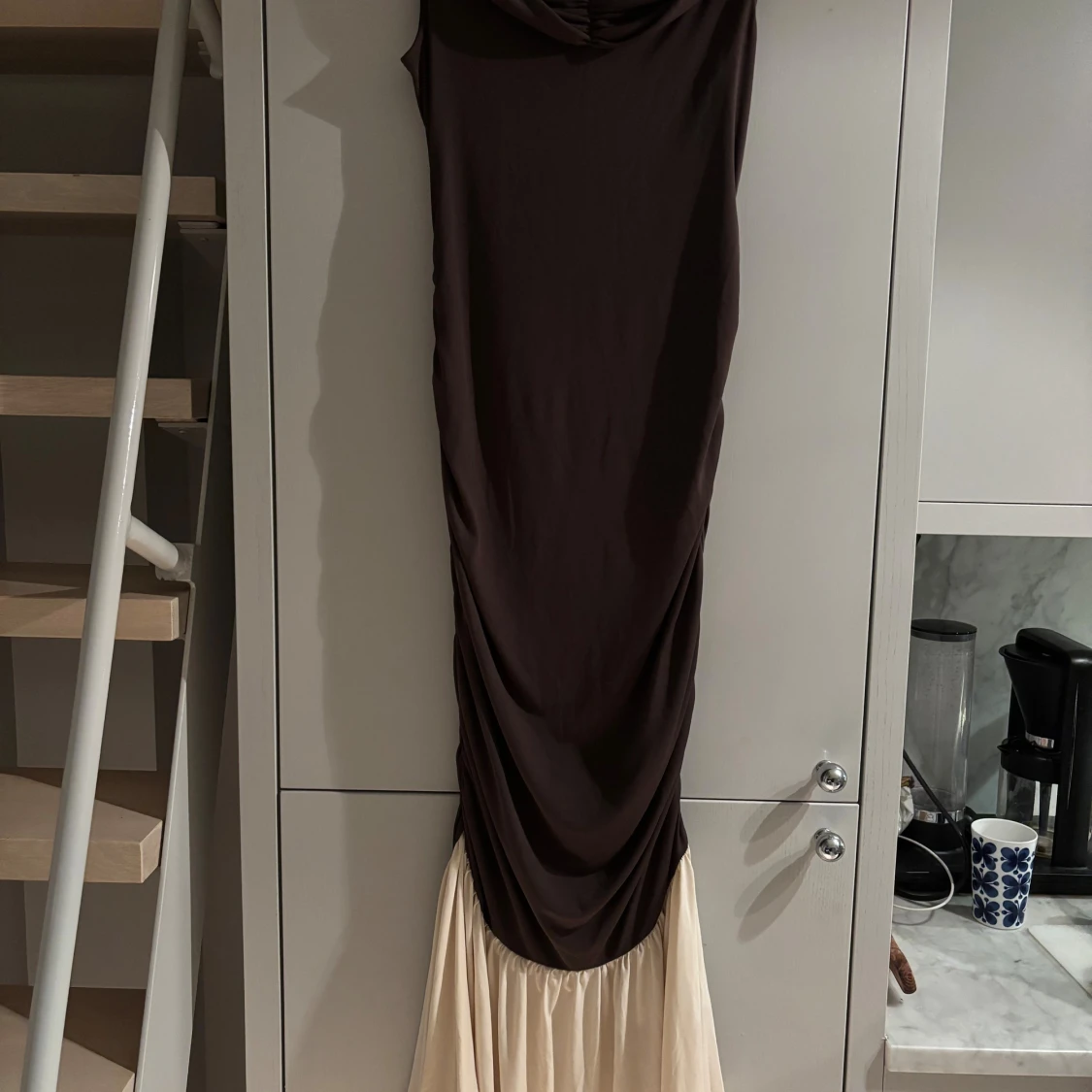 Brun och champagne offshoulder långklänning NA-KD - 1