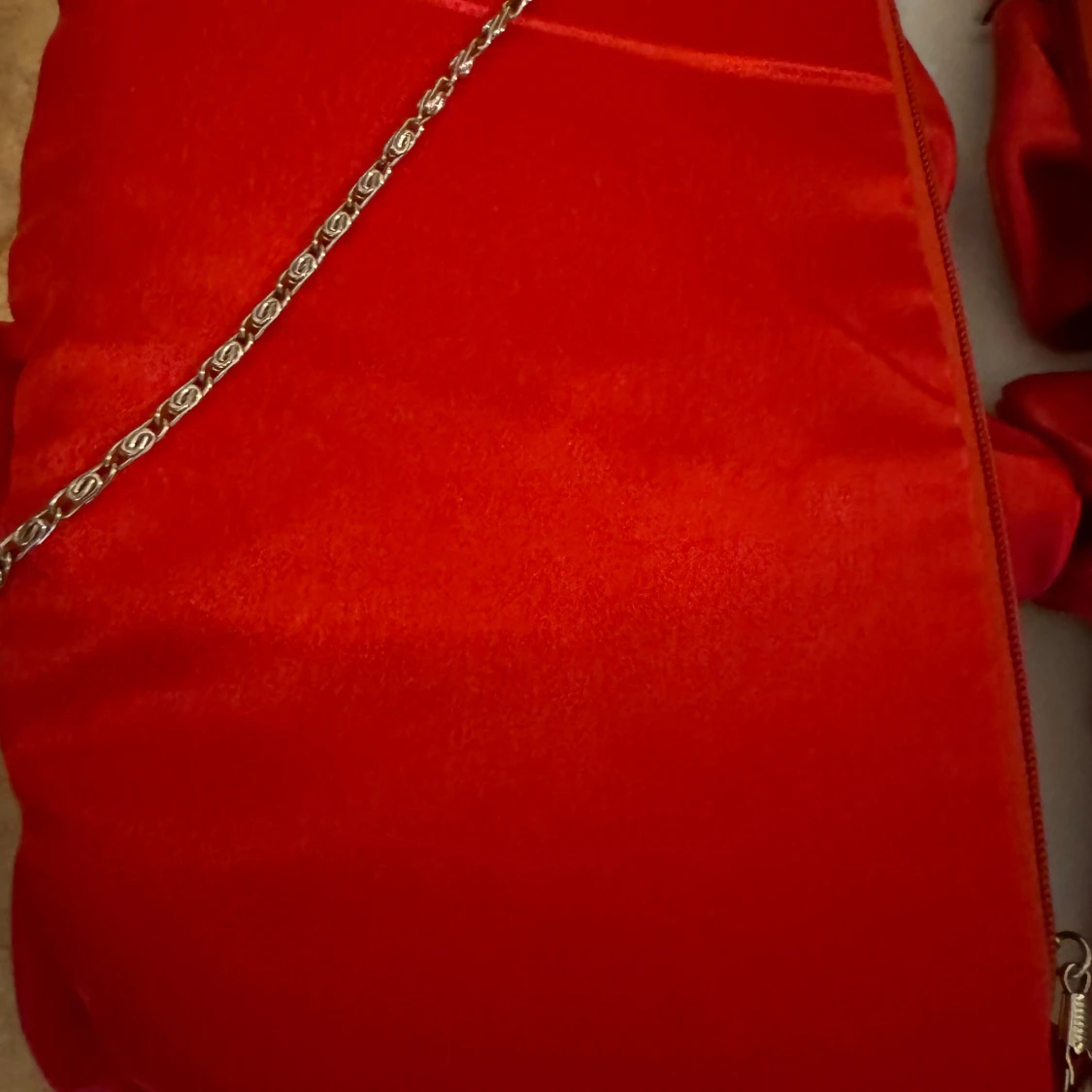 Röd axelväska med volangdetaljer - 3