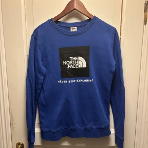 The North Face tröja - Säljer en riktigt snygg och stilren North Face tröja, sen är i storlek XL för barn vilket motsvarar xs/s i herrstorlek. Bra skick.