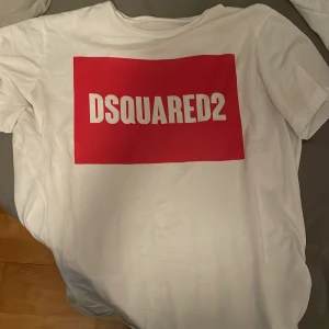 Dsquared2 T-shirt  - Nice stor T-shirt från dsquared bra kvalitet knappast använd för dig som gillar streetwear pris kan diskuteras 