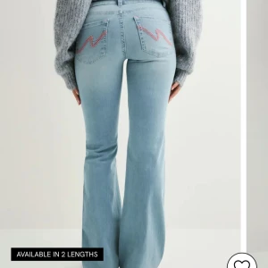 Ljusblå bootcut jeans - Säljer ett par ljusblå jeans från Nelly, de är använda ungefär 4gånger och är i nyss skick💞säljer de då de inte passar mig längre, priset kan diskuteras 