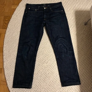 A.P.C. Selvedge jeans  - Feta Selvedge jeans från A.P.C som blir snyggare ju mer man bär dom på grund av Selvedge materialet✔️Jeansen har börjat fadea lite och har sjuk potential!!✔️modell: Petit Standard✔️ Hör av dig vid minsta fundering 💭✔️✔️