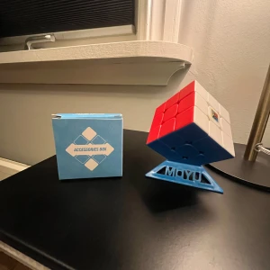 MoYu 3x3 Speedcube - MoYu 3x3 speedcube i mycket fint skick, komplett med originaltillbehör och ställ. Perfekt för både nybörjare och erfarna speedcubers. Inga synliga repor eller skador, smidig och snabb rotation. Tillbehörsbox och verktyg medföljer.