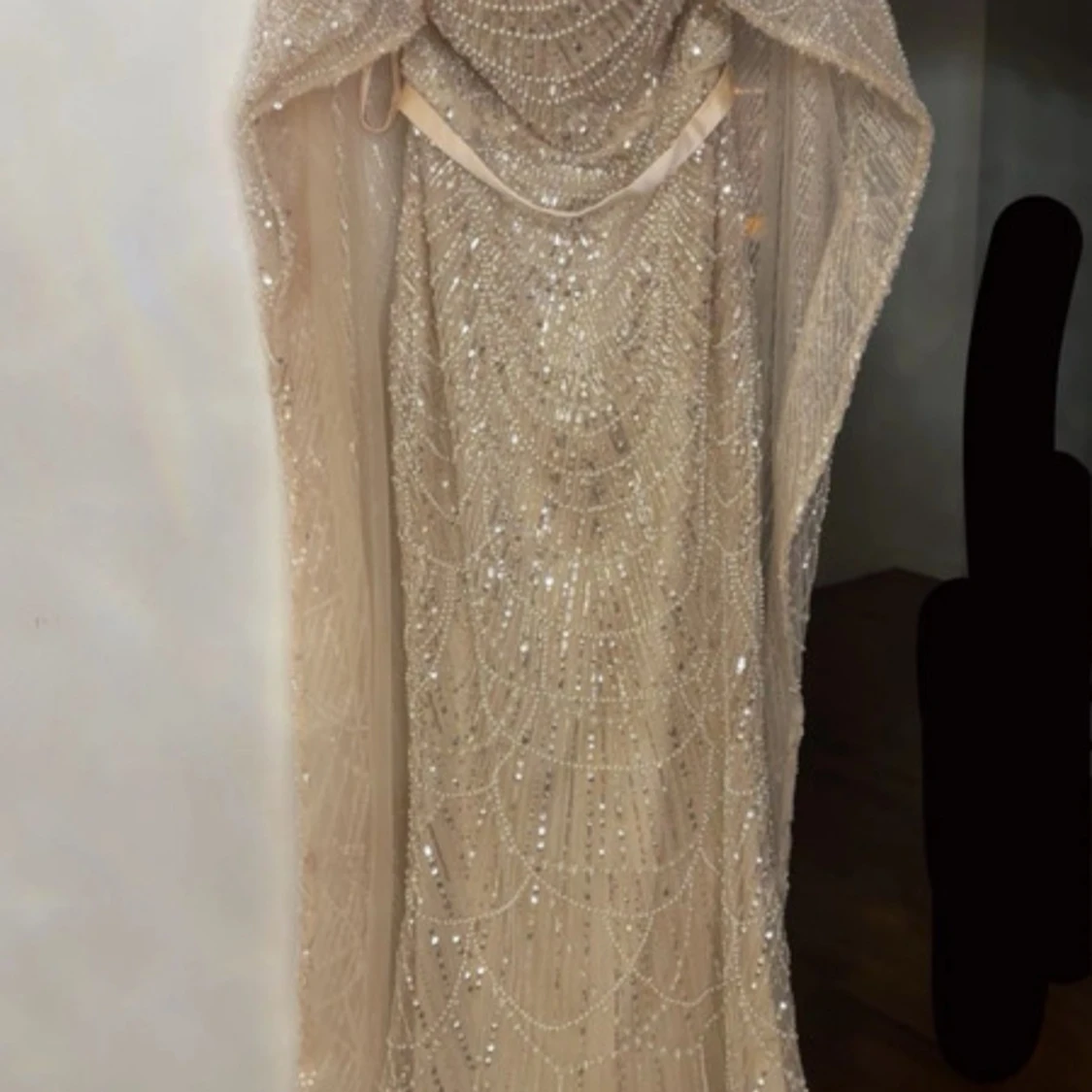 Champagnefärgad glittrig långklänning - 1