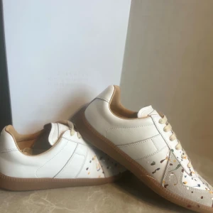 Maison Margiela Skor - Säljer ett par Maison Margiela sneakers i storlek 42. ✔️ Äkta, exklusiva och ikoniska ✔️ Fint skick – sparsamt använda ✔️ Bekväma och lätta att matcha Perfekt chans att få tag på ett par designer-skor till ett bättre pris 👟 (Priset kan sänkas vid snabb affär)