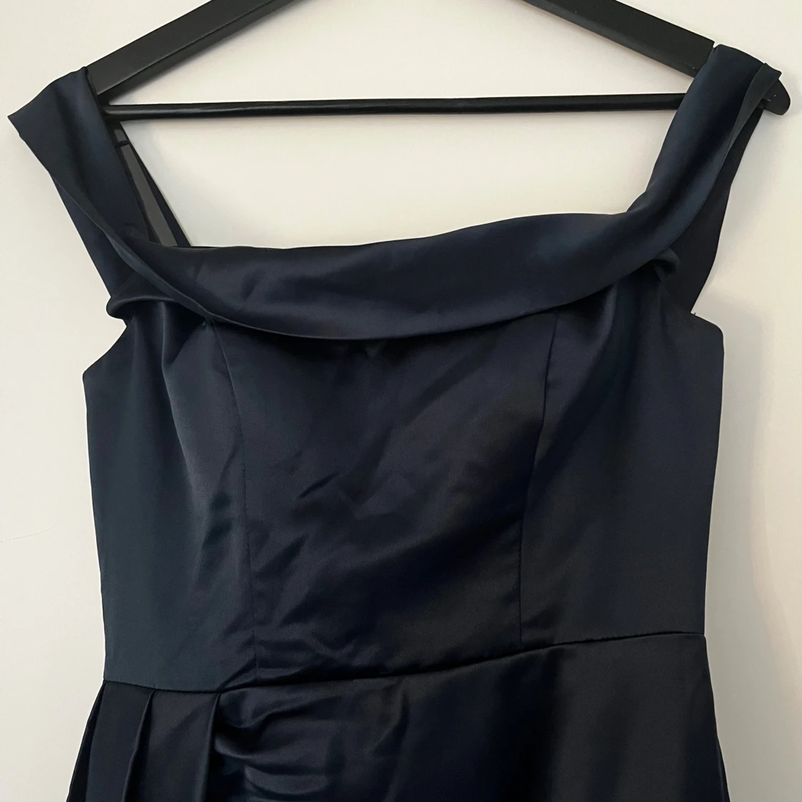 Marinblå långklänning med slits - 4