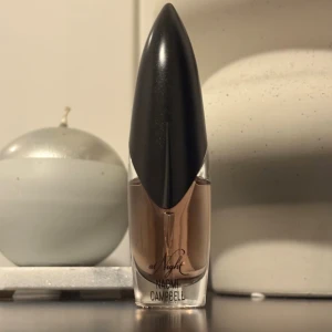 Naomi Campbell At Night EdT 15ml - En smidig Eau de Toilette i 15 ml flaska från Naomi Campbell. Perfekt storlek för väskan och enkel att ta med överallt. Tillverkad i Spanien. Ca 60% kvar 🌸💞 öppen för prisförslag