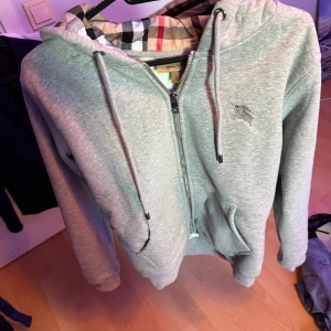 Grå zip tröja Burberry - Storlek S, endast testat en gång så den är i toppskick, tveka inte på att höra av er vid frågor.