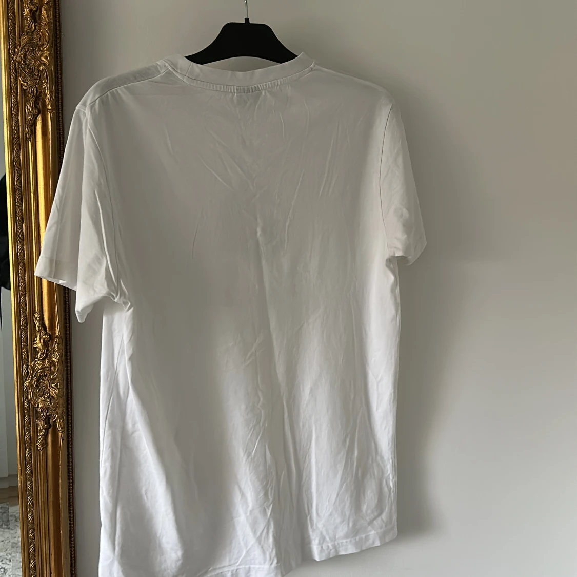 Vit t-shirt med tryck av hand och pengar - 1