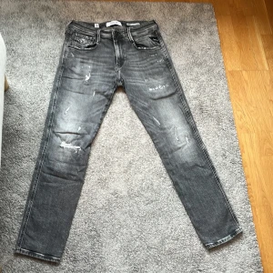 Replay Anbass grå jeans med slitningar - Gråa replay anbass. W29 L30. 