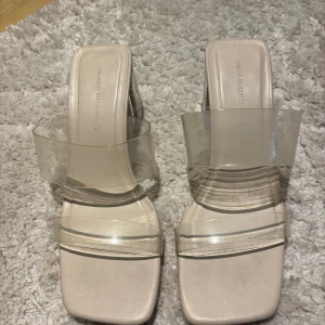 Beiga klackskor med transparent klack - Storlek 38 Klack Höjd 7cm  Pris = 300kr  Använda några enstaka gånger